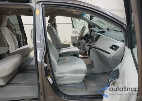 2013 Toyota Sienna Le V6 8 Passenger z USA, uszkodzony, nr VIN 5TDKK3DC7DS331363